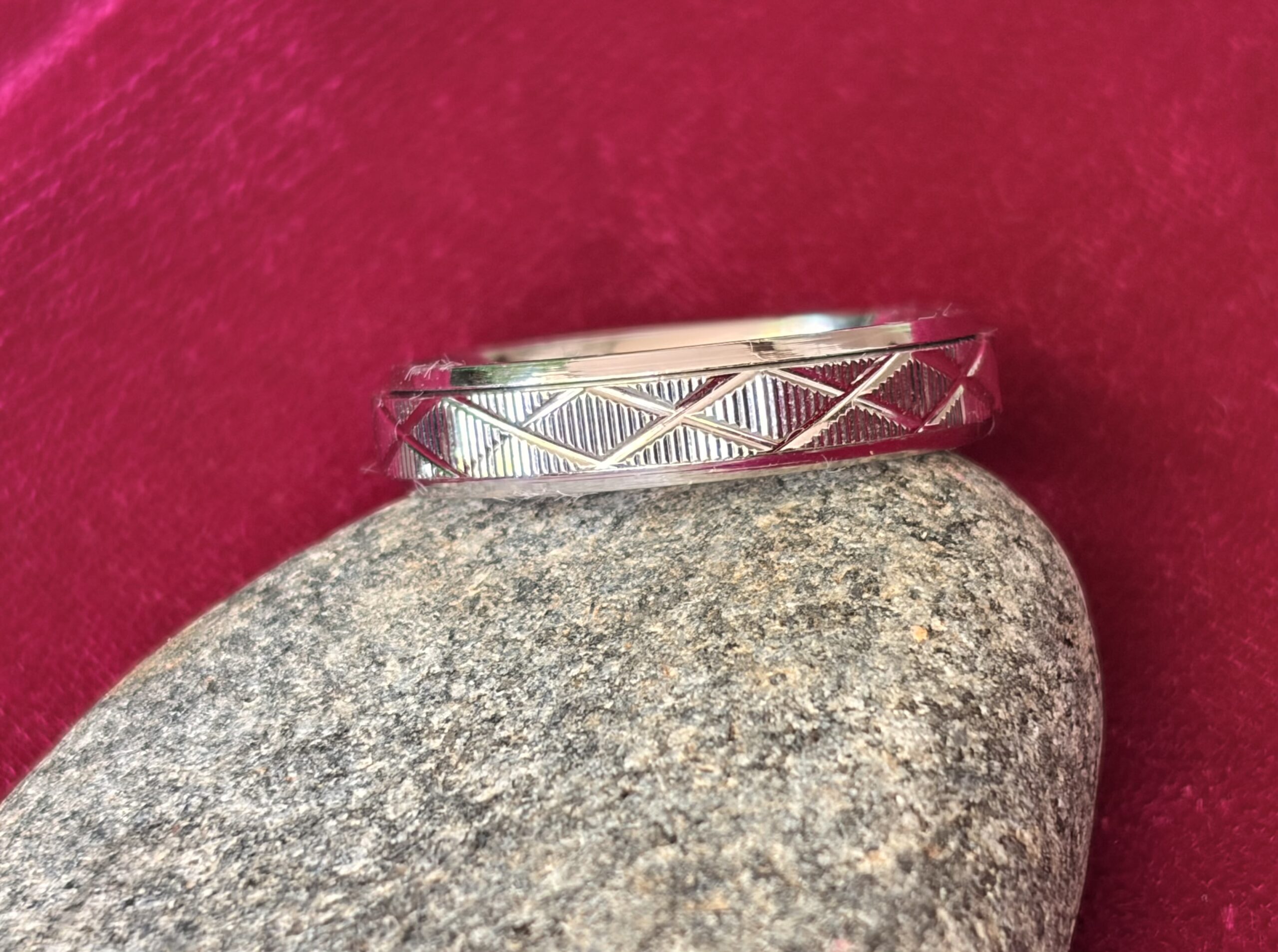 Textured Geometric Pattern Band with Diamond-Cut Finish (size 25)
