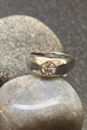 Sleek Bezel-Set Geometric Solitaire Ring (size 21)