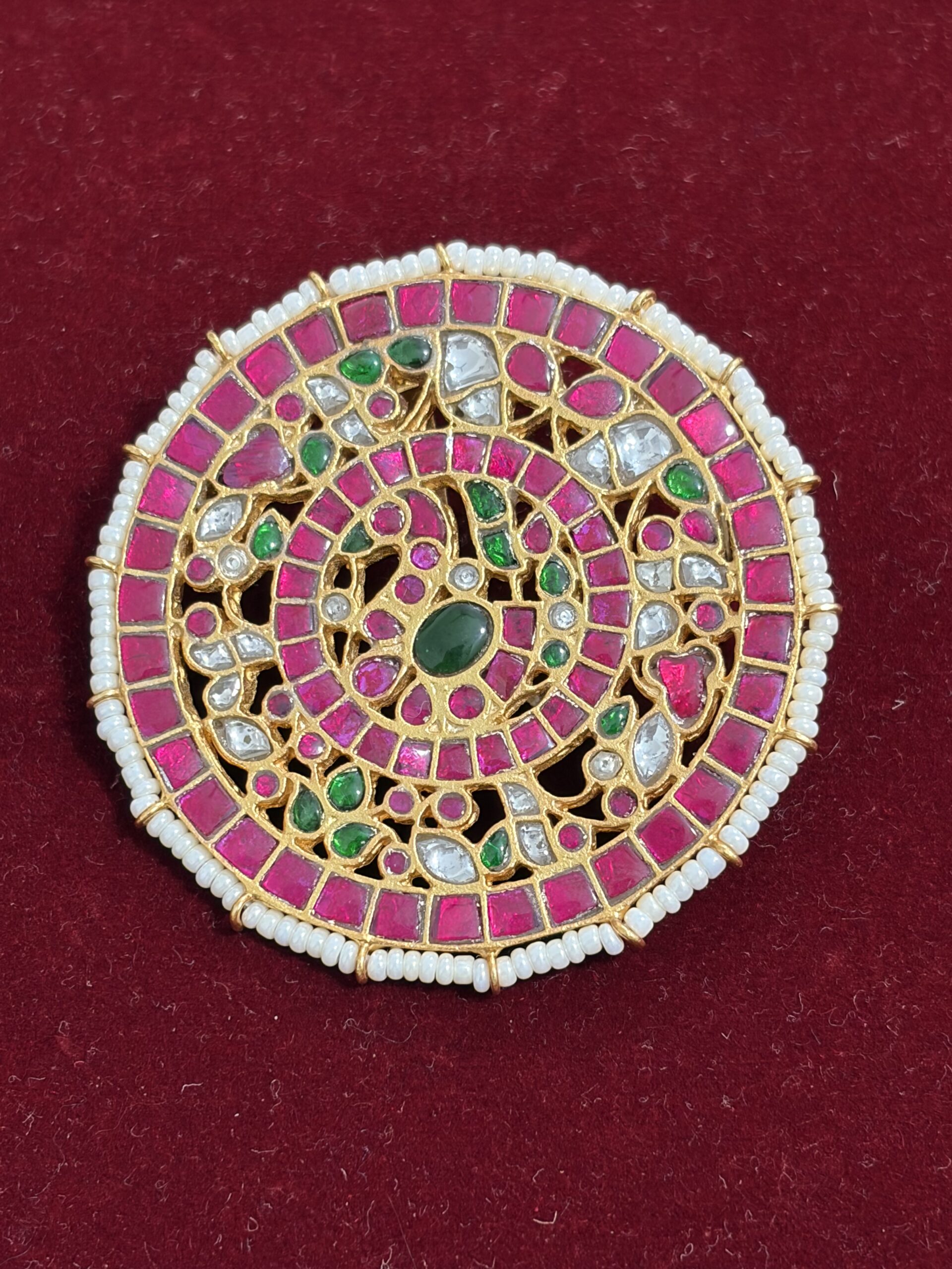 Regal Circular Kundan Pendant with Pearl Border & Intricate Filigree