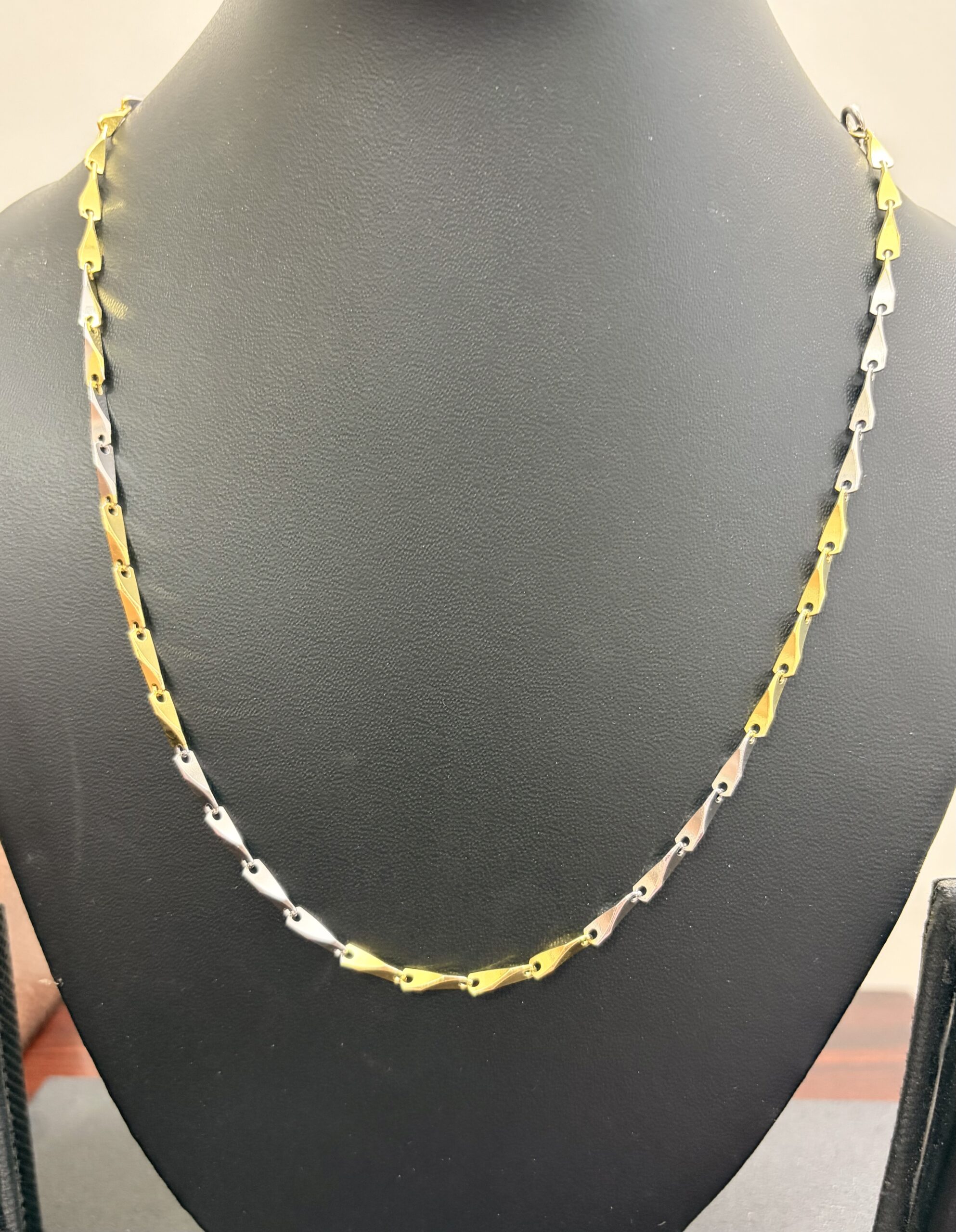 Contemporary Two-Tone Geometric Link Chain Necklace