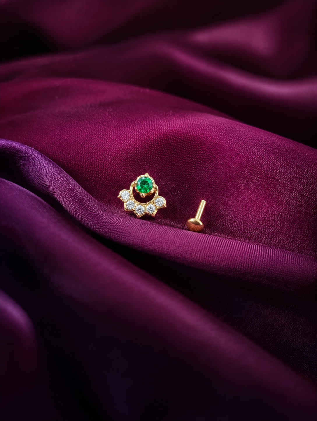Emerald Radiance Halo Nose Pin