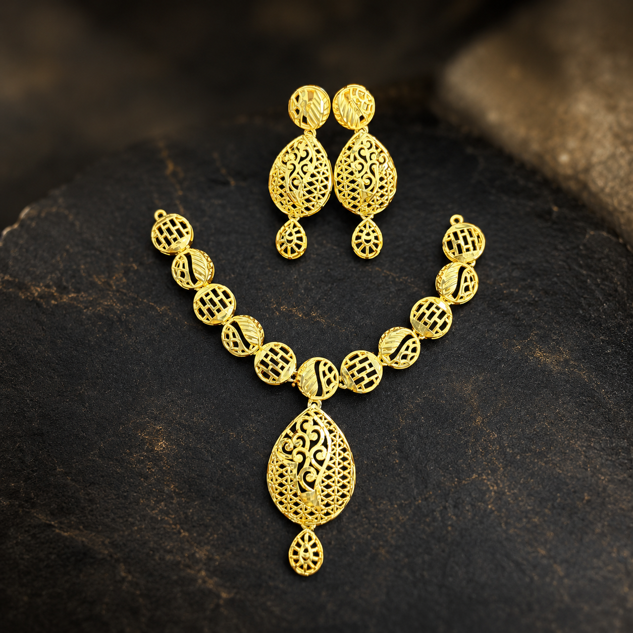 Golden Filigree Teardrop Necklace Set