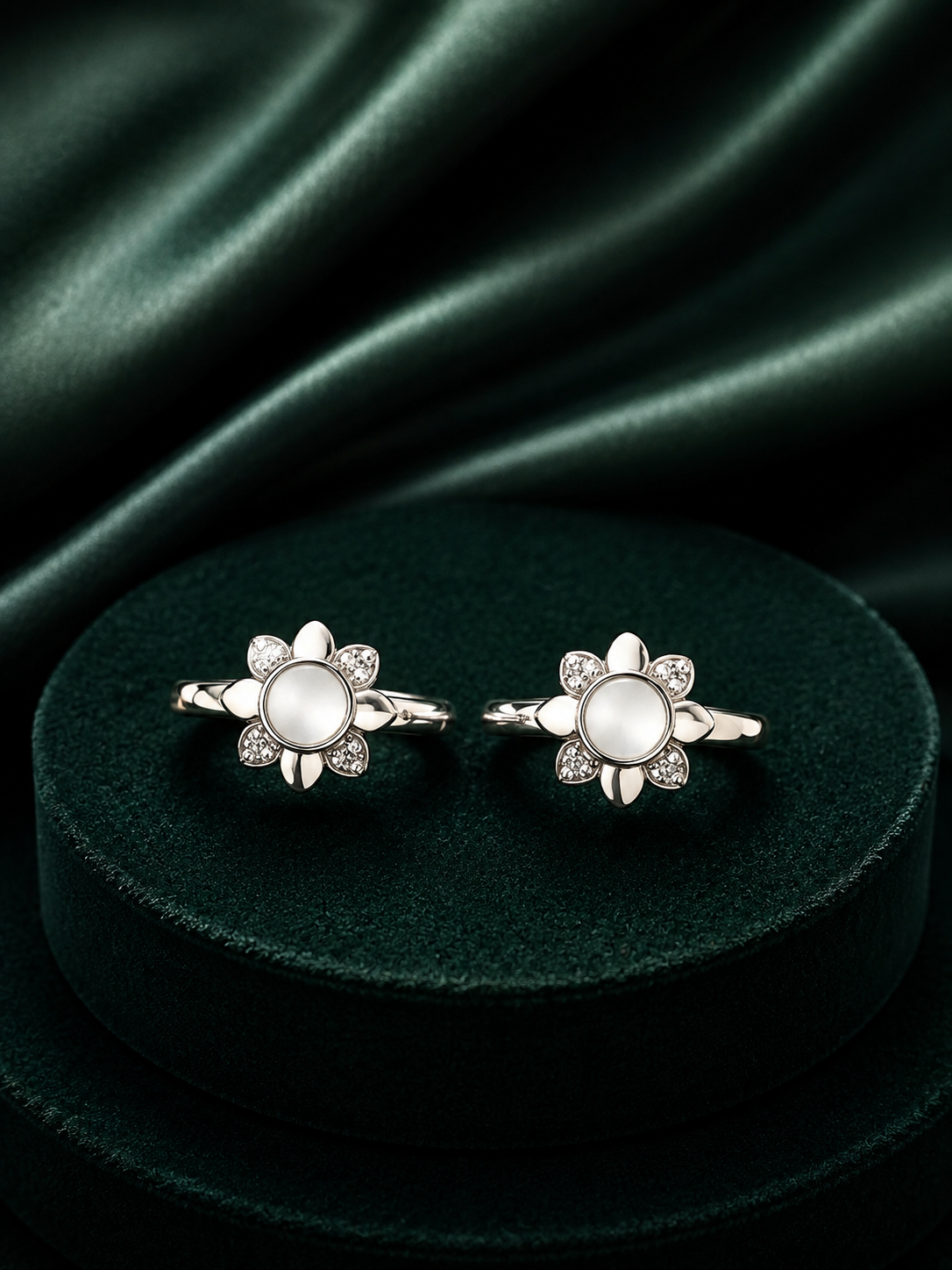 Moonlit Daisy Pearl Toe Ring